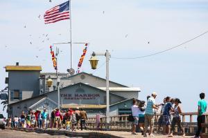 Santa_Barbara - The Harbor Restaurant - by Alex Proimos - Wikimedia