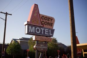 Cozy Cone Motel Dining - by HarshLight - Wikimedia