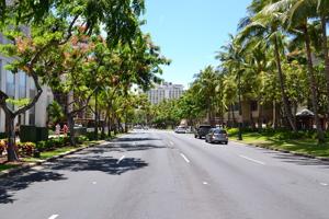 A bustling street scene on Kalakaua Avenue in Waikiki. Photo by Simon Sees, Wikimedia.